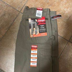 Men’s Wrangler Riggs Workwear Cargo Pants. Deep Khaki in color. NWT